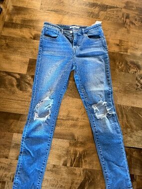 Levi’s distressed, skinny jeans light wash size 28